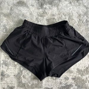 Lululemon Hotty Hot lowrise short 2.5 inch Size 4